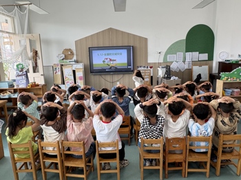 临“震”不乱，安全“童”行——李堡镇中心幼儿园5.12防灾减灾日地震逃生演习